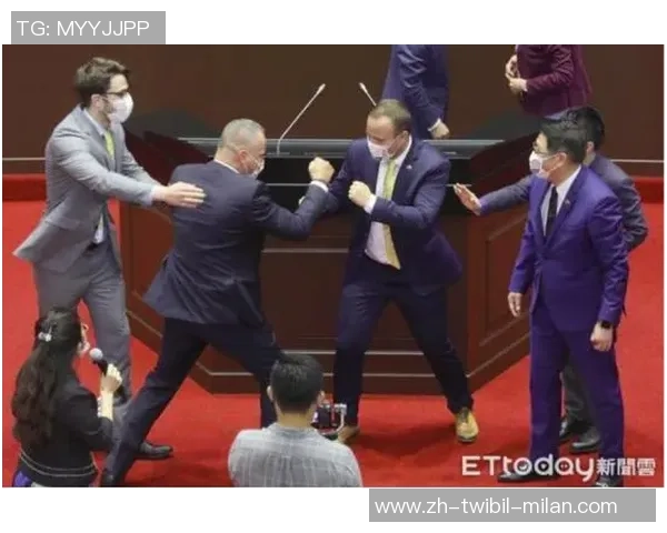 搏斗举牌女郎遭盯梢狂打扰,乃至追到家门口台阶,背面有何隐情……